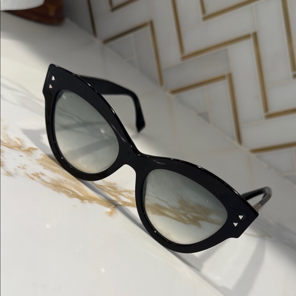 Authentic Fendi Black Women Sunglasses with lovely Style Like New